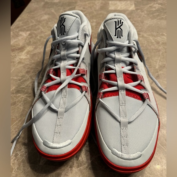 Nike Kyrie Flytrap 6 Basketball
Shoes - Picture 6 of 10
